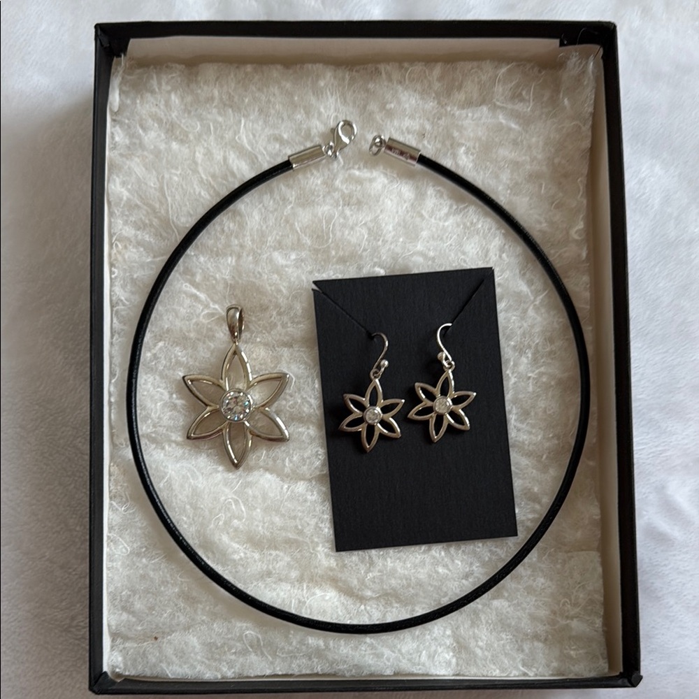 Silpada Elegant Silver Flower Jewelry Set,Leather necklace, pendant and earrings